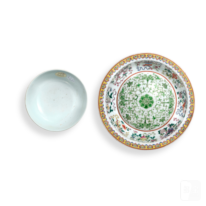 A famille-rose 'kuifeng' tripod dish and a famille-rose 'lotus' bowl, Qing dynasty, Guangxu - Xuantong period | 清光緒至宣統 粉彩夔鳳紋三足盤及粉彩荷塘盌 - 图3